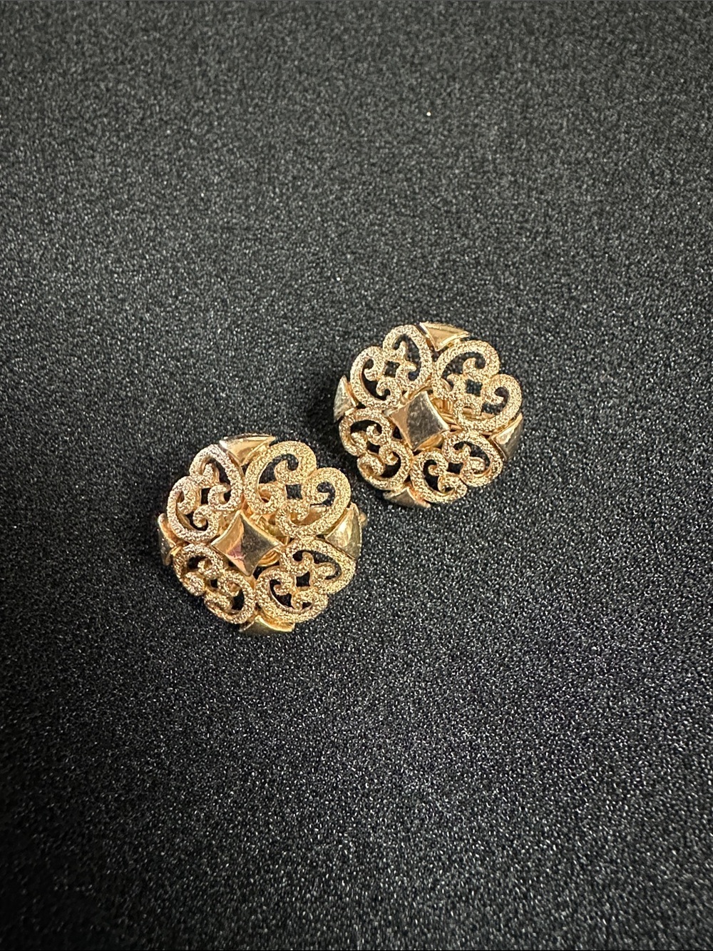 Vintage Avon Precious Pretenders Gold Tone Filigree Scroll Clip On Earrings